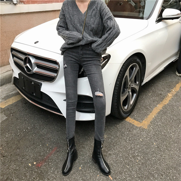 Szürke, testhezálló női farmer, szakadt motívumokkal