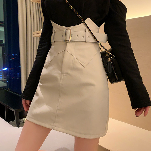 Ökológiai bőrből készült modern női szoknya övvel, magas derékkal