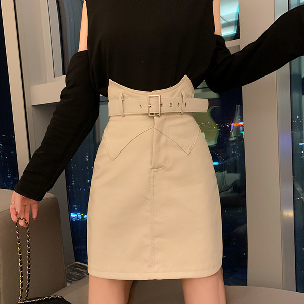 Ökológiai bőrből készült modern női szoknya övvel, magas derékkal