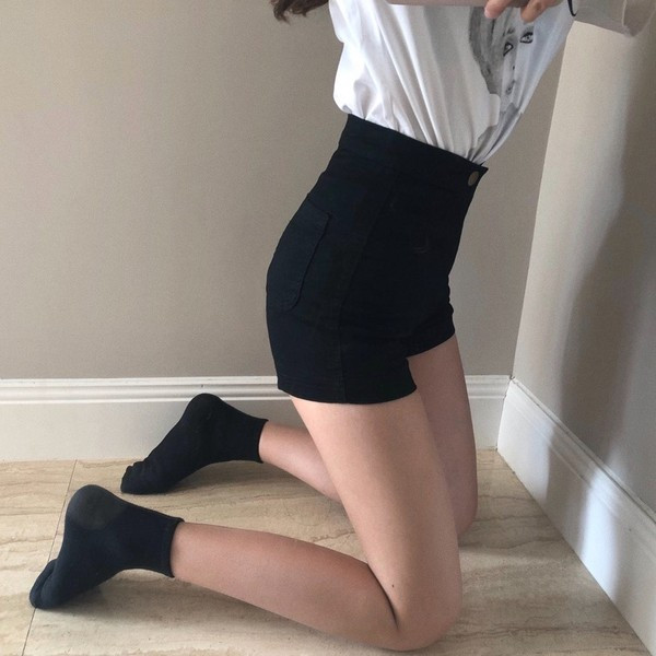 Női farmer rövidnadrág fekete színben