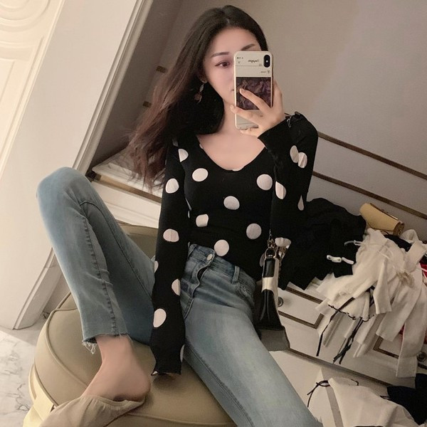 Γυναικείο πουλόβερ πουά με λαιμόκοψη σε λευκό και μαύρο χρώμα