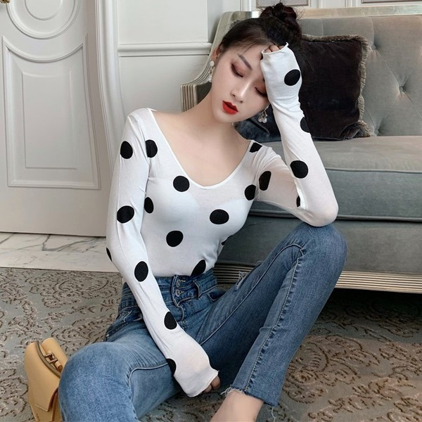 Γυναικείο πουλόβερ πουά με λαιμόκοψη σε λευκό και μαύρο χρώμα