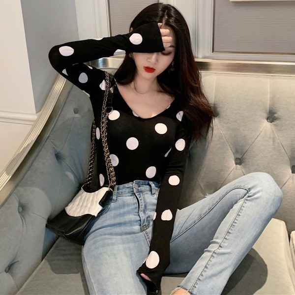 Γυναικείο πουλόβερ πουά με λαιμόκοψη σε λευκό και μαύρο χρώμα