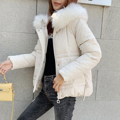 Modern női kabát tollal és kapucnival fehér és fekete színben