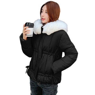 Modern női kabát tollal és kapucnival fehér és fekete színben