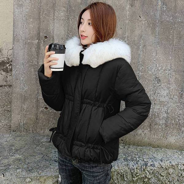 Modern női kabát tollal és kapucnival fehér és fekete színben