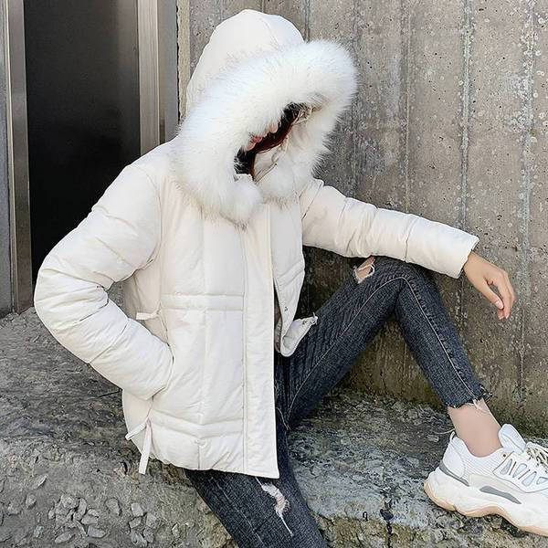Modern női kabát tollal és kapucnival fehér és fekete színben