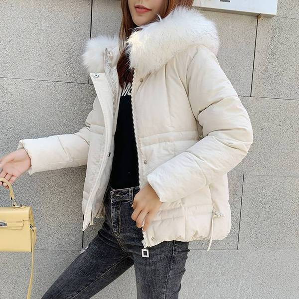 Modern női kabát tollal és kapucnival fehér és fekete színben