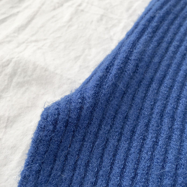 Modern női pulóver magas pólógallérral, fehér és kék színben