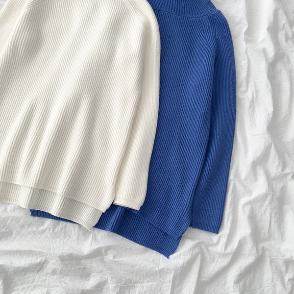 Modern női pulóver magas pólógallérral, fehér és kék színben