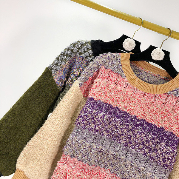 Női téli pulóver ovális nyakkivágással és irizáló színekkel