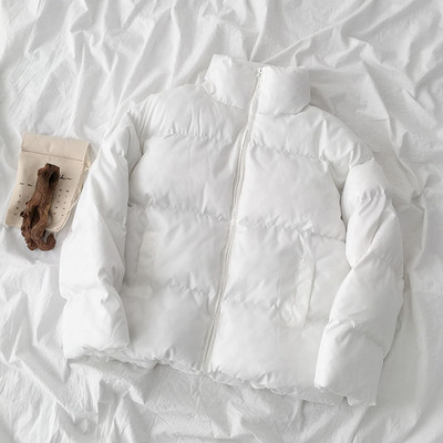 Модерно дамско късо яке в черен и бял цвят с цип и висока яка