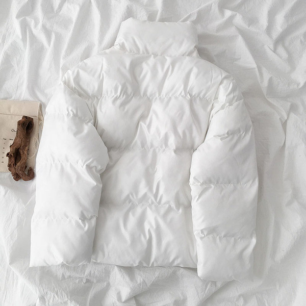 Μοντέρνο γυναικείο κοντό μπουφάν σε μαύρο και άσπρο με φερμουάρ και ψηλό γιακά