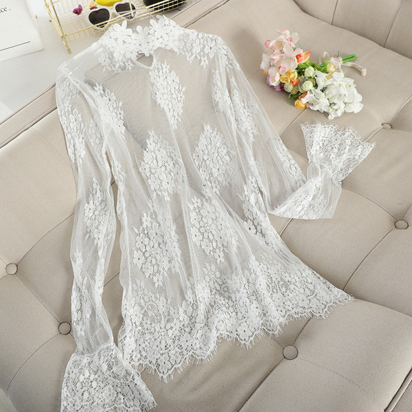 Μοντέρνο γυναικείο πουλόβερ με δαντέλα σε λευκό και ροζ χρώμα