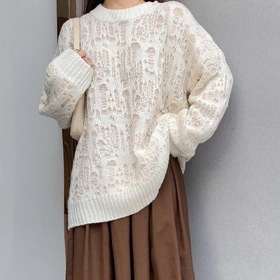 Φαρδύ και μακρύ πουλόβερ με σκισμένα μοτίβα σε λευκό και μαύρο χρώμα