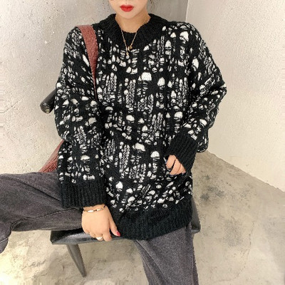 Φαρδύ και μακρύ πουλόβερ με σκισμένα μοτίβα σε λευκό και μαύρο χρώμα