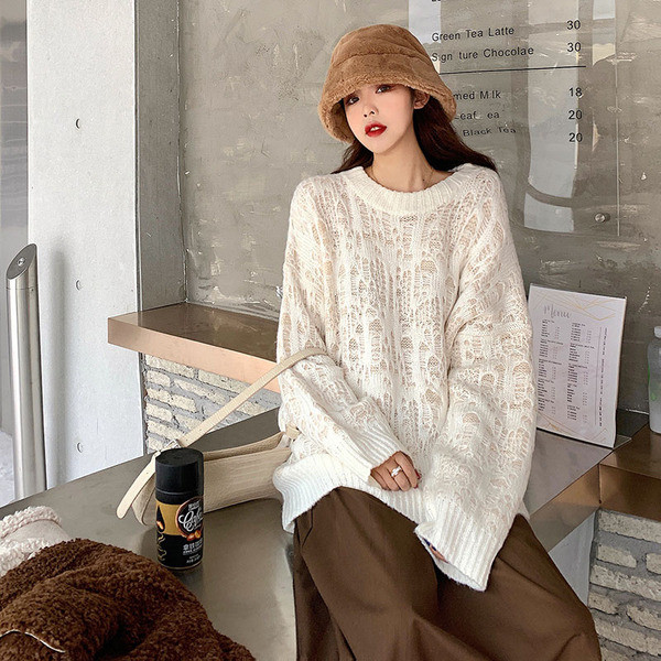 Φαρδύ και μακρύ πουλόβερ με σκισμένα μοτίβα σε λευκό και μαύρο χρώμα