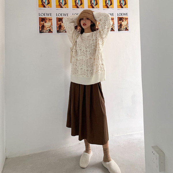 Φαρδύ και μακρύ πουλόβερ με σκισμένα μοτίβα σε λευκό και μαύρο χρώμα