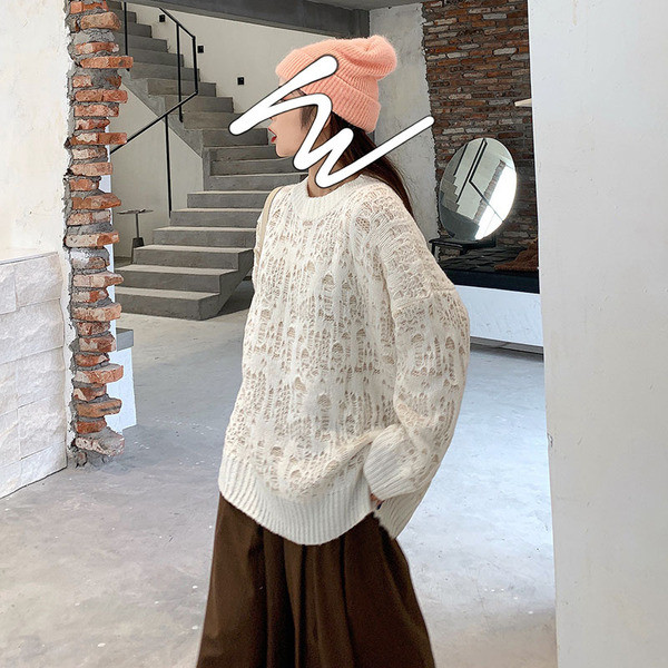 Φαρδύ και μακρύ πουλόβερ με σκισμένα μοτίβα σε λευκό και μαύρο χρώμα