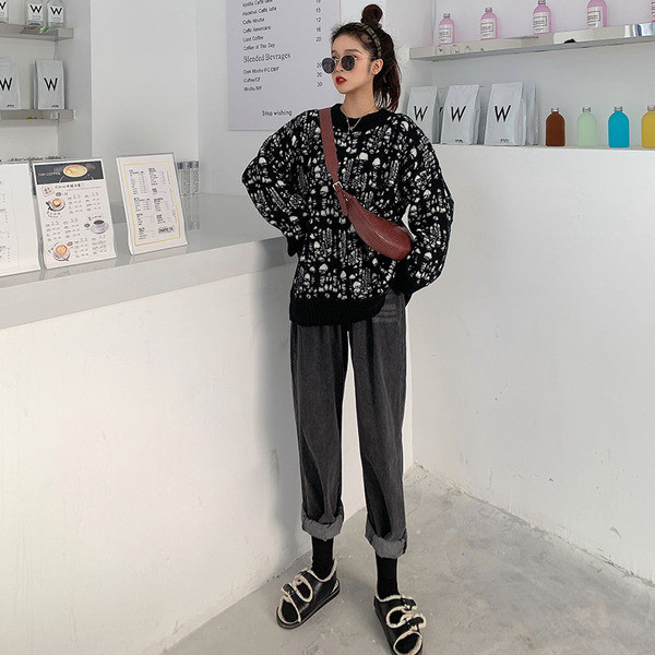 Φαρδύ και μακρύ πουλόβερ με σκισμένα μοτίβα σε λευκό και μαύρο χρώμα