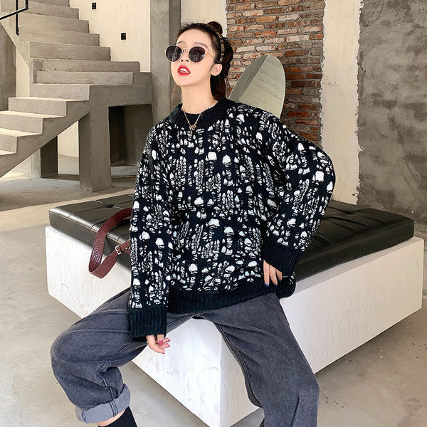 Φαρδύ και μακρύ πουλόβερ με σκισμένα μοτίβα σε λευκό και μαύρο χρώμα