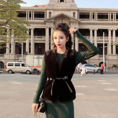 Modern rövid pehelymellény műbőr övvel