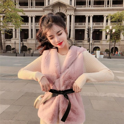 Modern rövid pehelymellény műbőr övvel