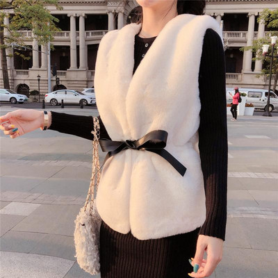 Modern rövid pehelymellény műbőr övvel