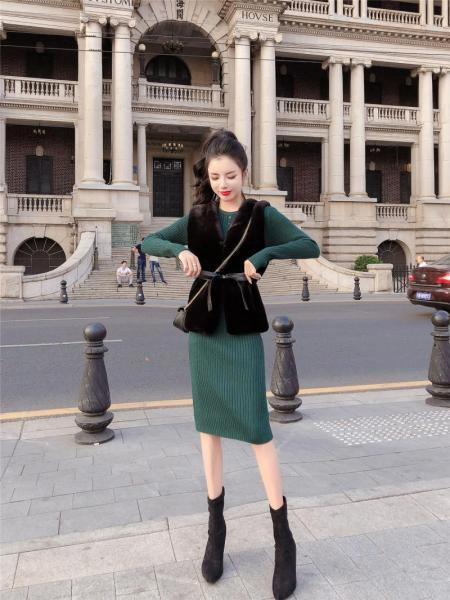 Modern rövid pehelymellény műbőr övvel