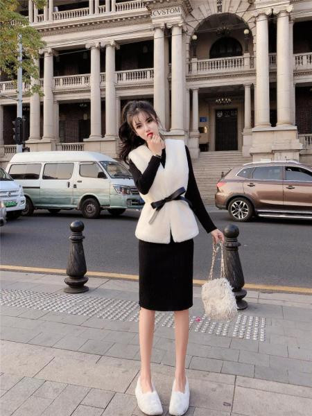 Modern rövid pehelymellény műbőr övvel