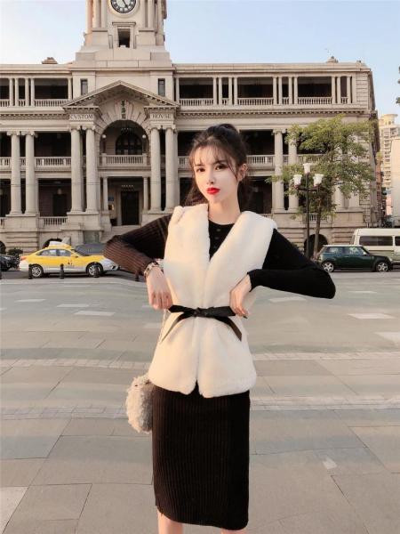 Modern rövid pehelymellény műbőr övvel