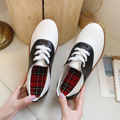 Καθημερινά γυναικεία παπούτσια με ίσια σόλα σε μαύρο και άσπρο χρώμα