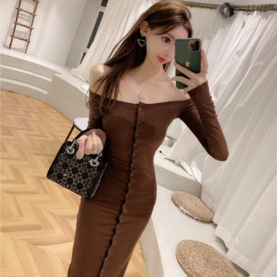 Μακρύ καφέ γυναικείο φόρεμα με κουμπιά και γυμνούς ώμους