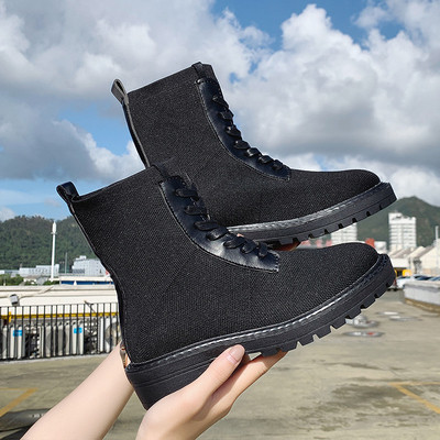 Fényes hatású modern női csizma fekete színben