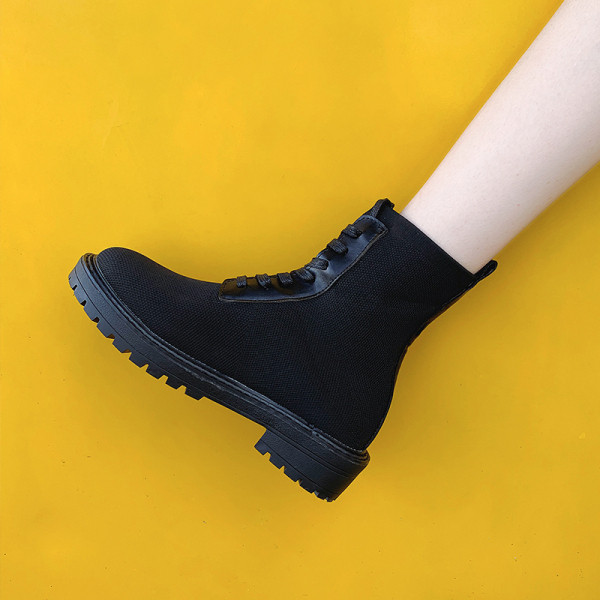 Fényes hatású modern női csizma fekete színben