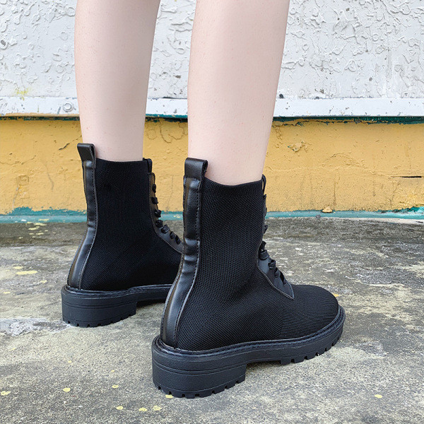 Fényes hatású modern női csizma fekete színben