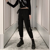 Ellentmondásos női alkalmi nadrág zsebekkel és cipzárral fekete színben