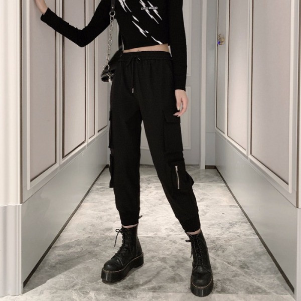 Ellentmondásos női alkalmi nadrág zsebekkel és cipzárral fekete színben