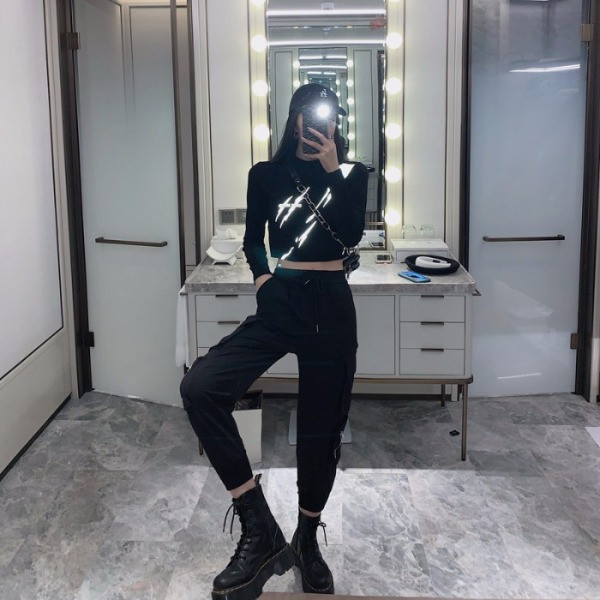 Ellentmondásos női alkalmi nadrág zsebekkel és cipzárral fekete színben