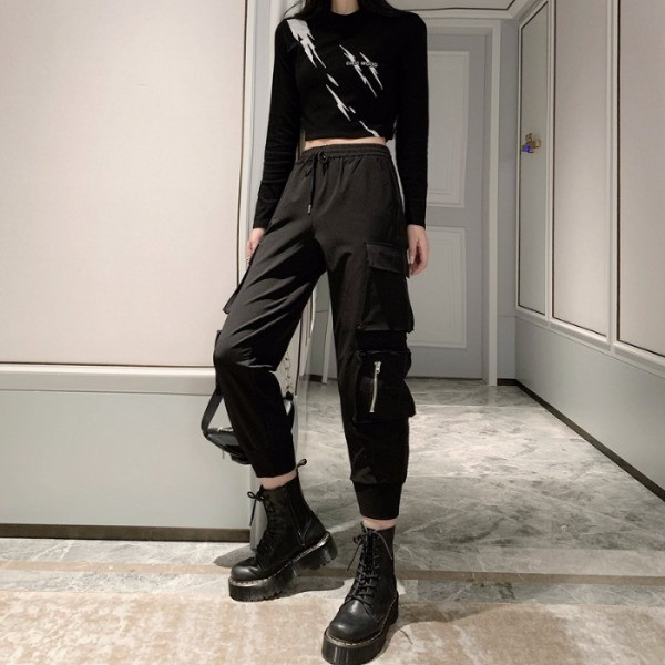 Ellentmondásos női alkalmi nadrág zsebekkel és cipzárral fekete színben