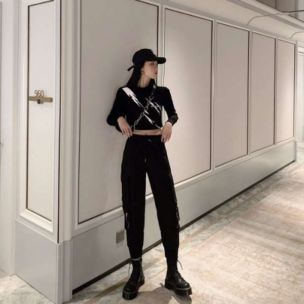 Ellentmondásos női alkalmi nadrág zsebekkel és cipzárral fekete színben