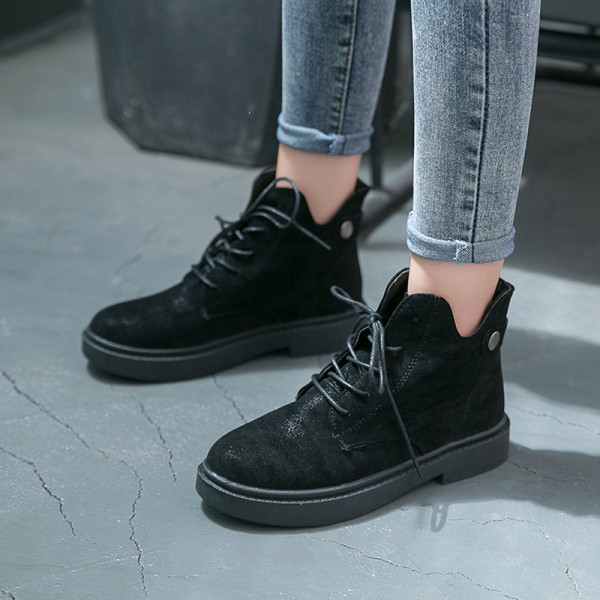 Alkalmi női velúr csizma lapos talppal, fekete színben