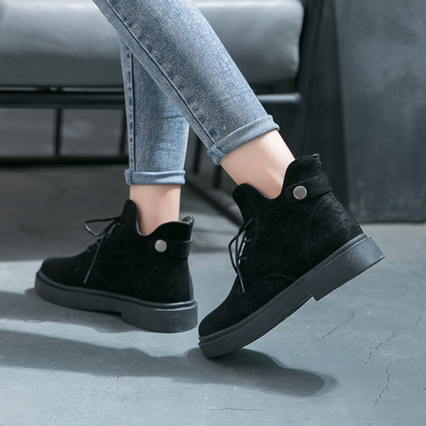 Alkalmi női velúr csizma lapos talppal, fekete színben