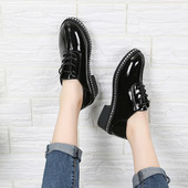 Modern női bőrcipő fekete-fehér fűzővel