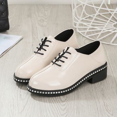 Modern női bőrcipő fekete-fehér fűzővel