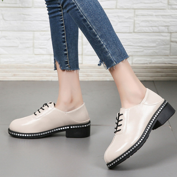 Modern női bőrcipő fekete-fehér fűzővel