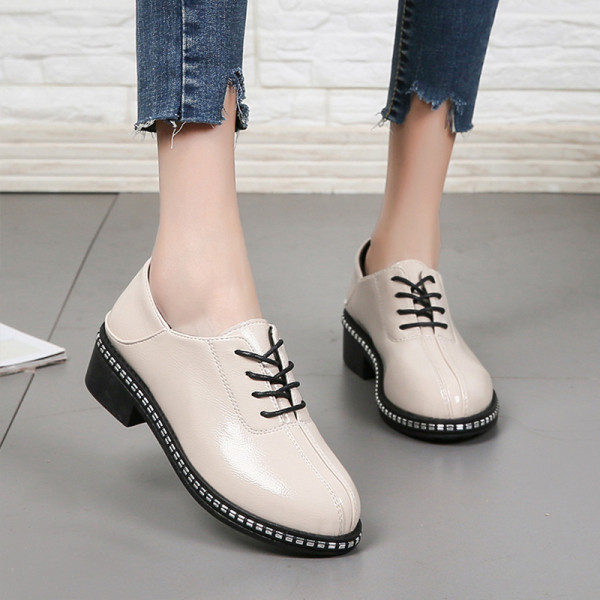 Modern női bőrcipő fekete-fehér fűzővel