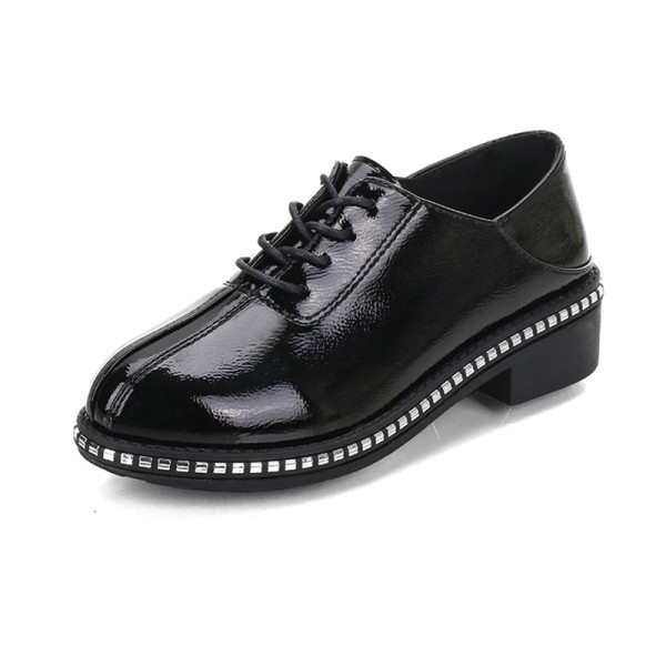 Modern női bőrcipő fekete-fehér fűzővel