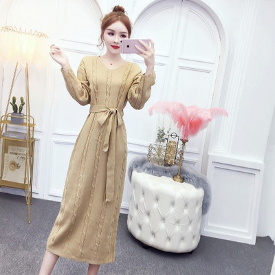 Μακρύ πλεκτό φόρεμα με λαιμόκοψη και ζώνη σε λευκό και μπεζ χρώμα