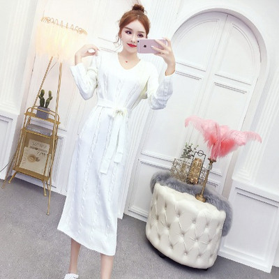 Μακρύ πλεκτό φόρεμα με λαιμόκοψη και ζώνη σε λευκό και μπεζ χρώμα